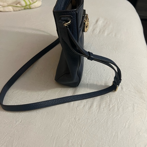 Michael Kors Navy Hamilton Traveler crossbody bag with Gold Accents - Picture 6 of 8